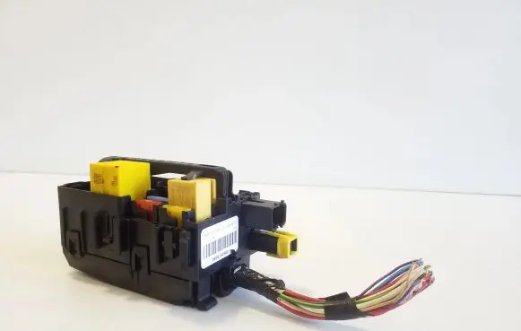 Opel Grandland X Fuse module 9806192580