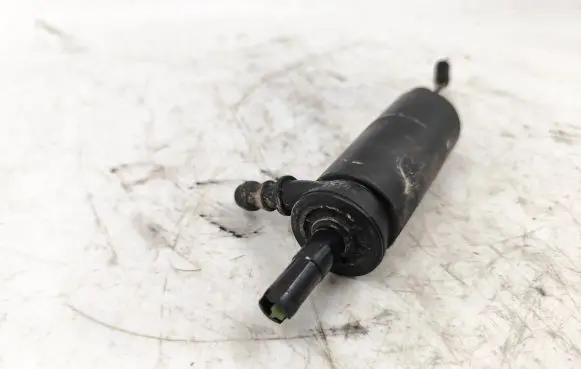 BMW 5 E39 Windscreen/windshield washer pump 67128377613