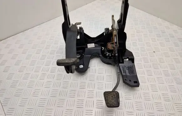 Opel Zafira C Clutch pedal 39032869 0000285 51272305