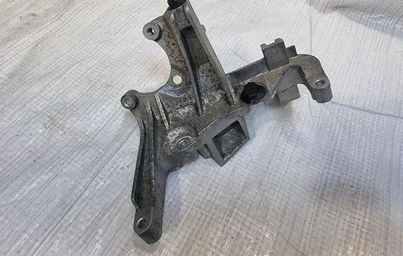 Engine mount bracket