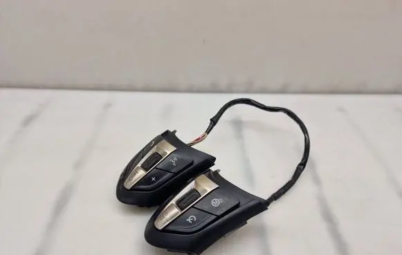 Steering wheel buttons/switches