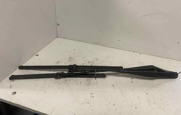 Front wiper blade arm