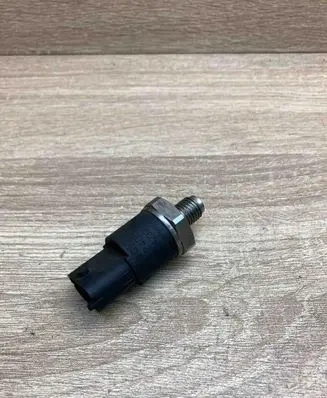 Audi A6 S6 C5 4B Fuel pressure sensor 0281002405
