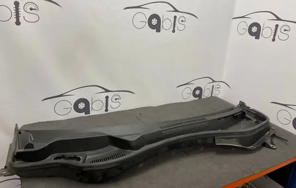 Maserati Levante Wiper trim 670066146
