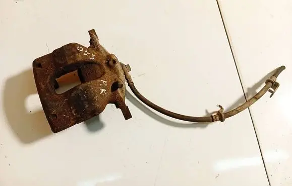 Toyota Avensis T270 Front brake caliper 