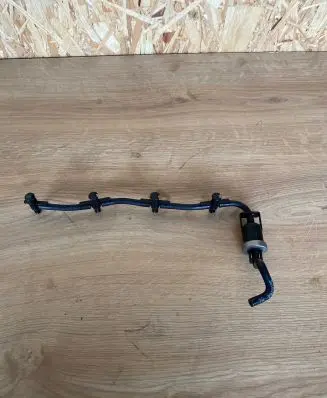 Volkswagen Scirocco Fuel injector supply line/pipe 