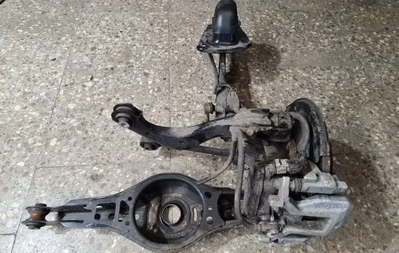 Lexus ES 250 - 300 - 330 Rear wheel hub spindle/knuckle R21R Y207