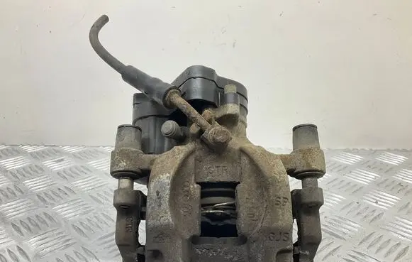 Volkswagen PASSAT B8 Rear brake caliper 3Q0615406J