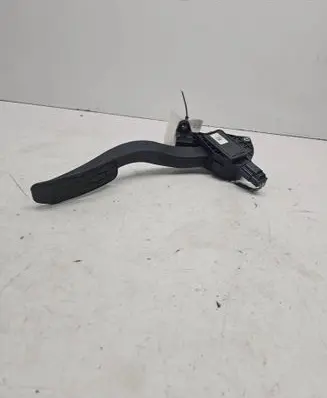 Accelerator throttle pedal