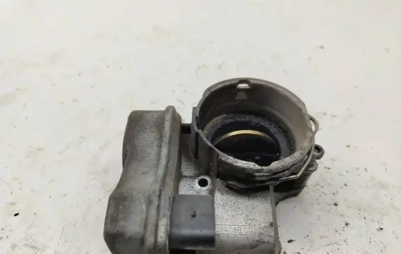 Volkswagen Touran I Throttle valve 03G128063L