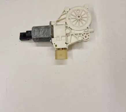 BMW 4 F32 F33 Front door window regulator motor 7046031