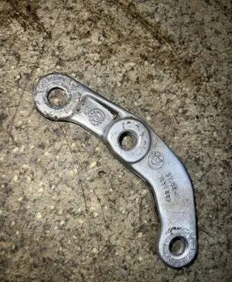 BMW 5 E39 Sway bar bush bracket, front 1091987 3135