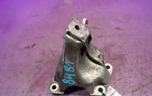 Audi A4 S4 B6 8E 8H Engine mounting bracket 8E0199308J