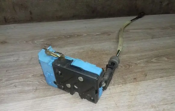 Volvo V70 Front door lock 30663042