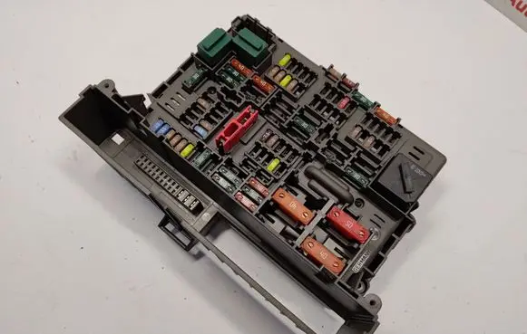 BMW 1 E81 E87 Fuse module 9119446 61149119445