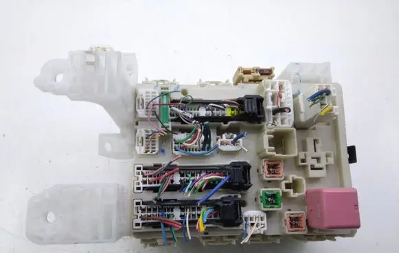 Toyota Avensis T270 Fuse module 303610B22 8273005150B