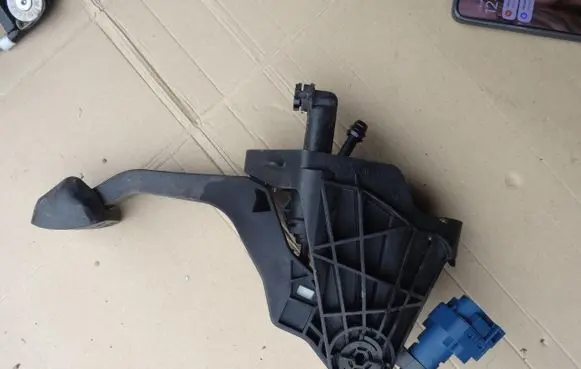 Volkswagen Polo V 6R Clutch pedal 6R0721368