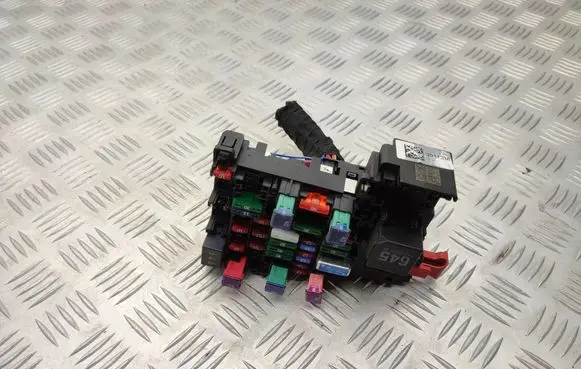 Volkswagen Crafter Fuse module 443937105B