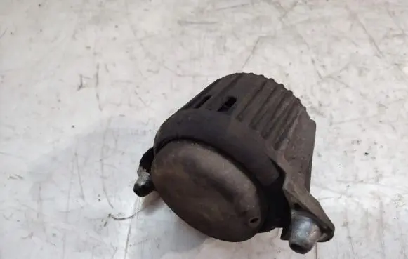 Mercedes-Benz E C207 W207 Engine mount bracket