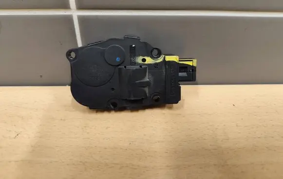 Mercedes-Benz A W169 Air flap motor/actuator EFB336 07032007 920888G