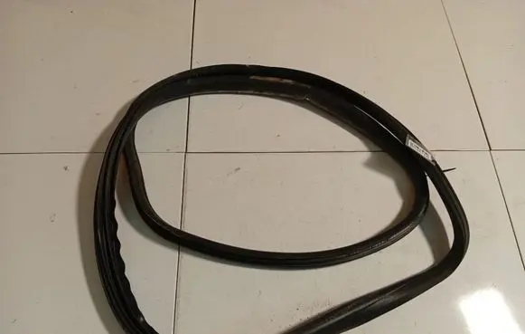 Volvo V50 Rubber seal front coupe door 