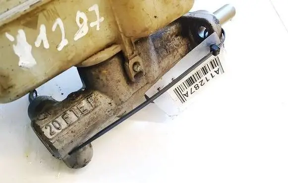 Skoda Fabia Mk2 (5J) Master brake cylinder X5617