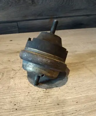 Peugeot 406 Engine mount bracket 7A1