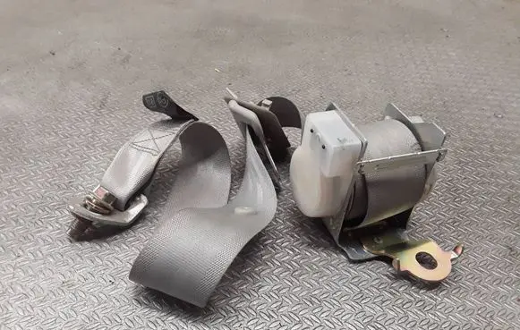 KIA Opirus Rear seatbelt 