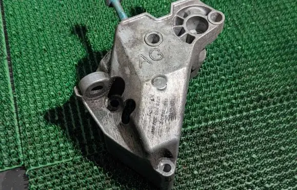 Skoda Octavia Mk1 (1U) Engine mounting bracket 038199207AG