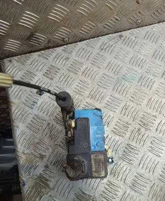 Volvo S60 Front door lock 8650545