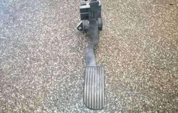 Mercedes-Benz Vito Viano W639 Accelerator throttle pedal A6393000604 0281002561