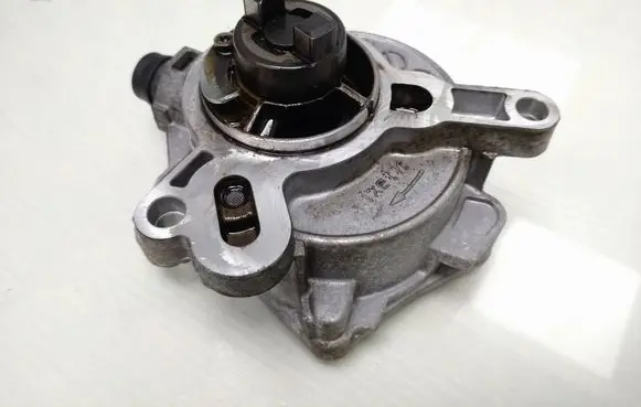 Volvo V40 Vacuum pump 31316688