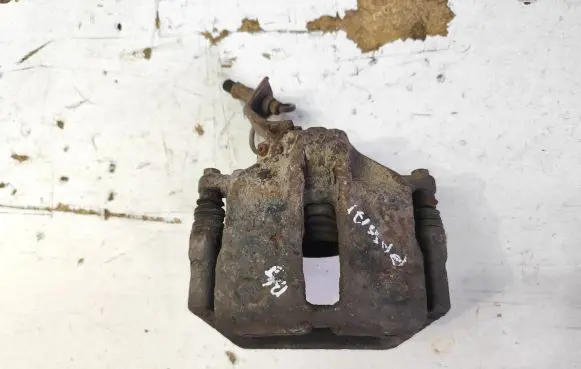 Volkswagen PASSAT B4 Front brake caliper