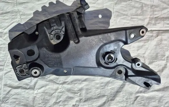 Volvo S60 Fender mounting bracket 32288930