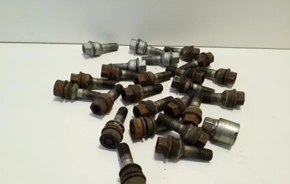Volkswagen Amarok Nuts/bolts 