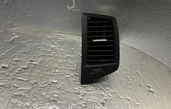 Volvo XC90 Dash center air vent grill 31417384