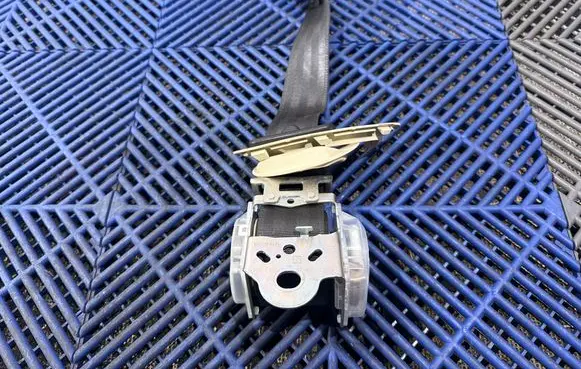 Lexus CT 200H Rear seatbelt H097801