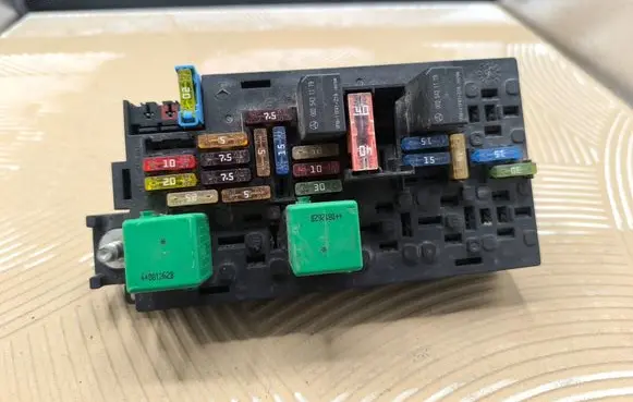 Mercedes-Benz ML W164 Fuse box set A1645402972 21261158 YAP29291