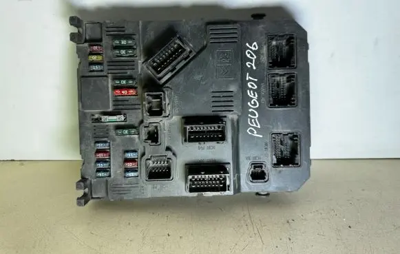 Peugeot 206 Fuse module 9646777480 BSIE0300 S118085110E