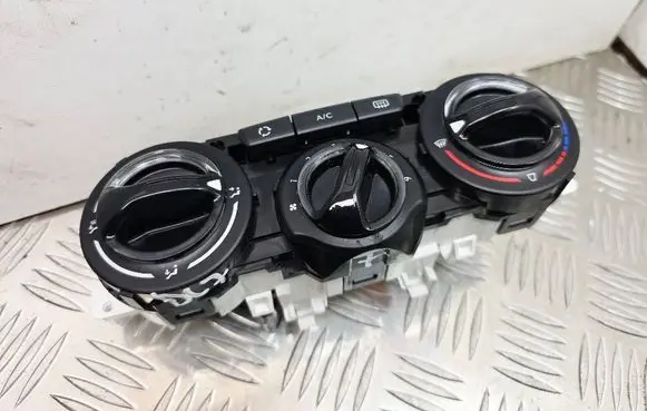 Peugeot 208 Climate control unit E1063071 E1063074