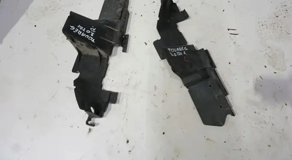 Volkswagen Touareg I Intercooler air channel guide 