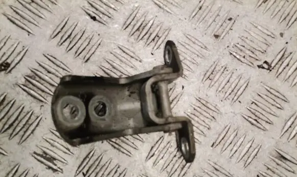 Nissan Qashqai Front door lower hinge 