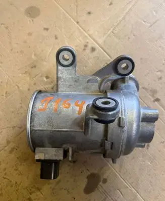 Mercedes-Benz C W205 Water pump A2742000207