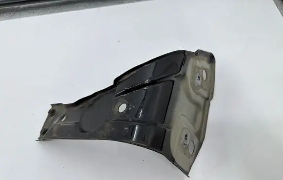 Volkswagen PASSAT B7 Fender mounting bracket 3AA821142