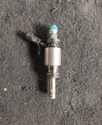 Audi A5 8T 8F Fuel injector 06k906036