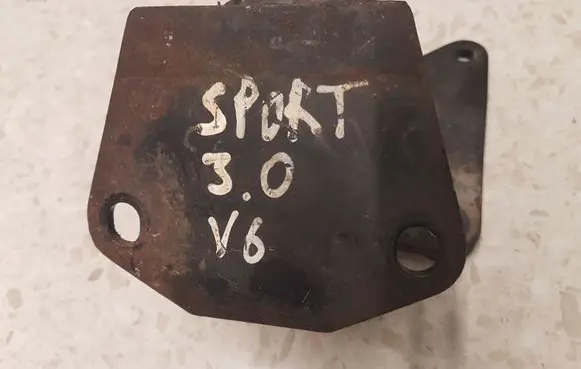 Mitsubishi Pajero Sport I Engine mount bracket MR210867