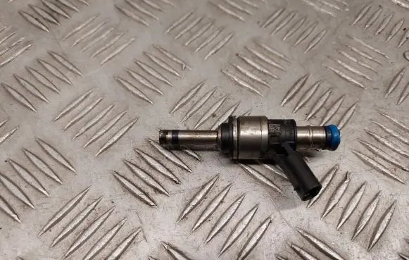 Audi Q7 4M Fuel injector 06E095A
