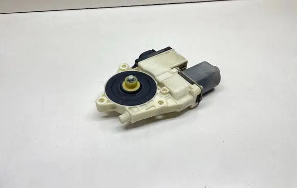 BMW X3 E83 Front door window regulator motor 6925964