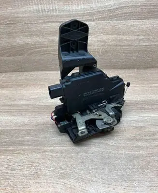 Volkswagen PASSAT B5 Rear door lock 3B4839015A