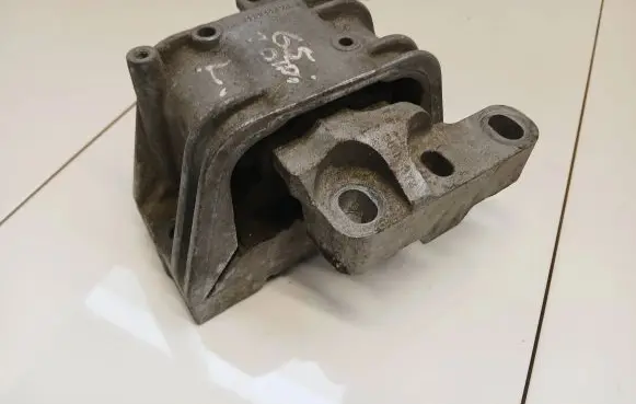 Volkswagen Golf V Engine mount bracket 1K0199262